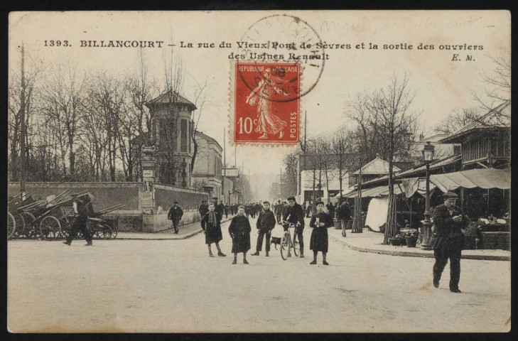 1393 - Billancourt - La rue du Vieux Pont de Sèvres et la sortie des ouvriers des Usines Renault, Boulogne-Billancourt . place du Marché, rue du Vieux-Pont de Sèvres . - perspectiveAu premier plan à gauche plusieurs charrettes à main, au centre un groupe d'enfant dont un sur un vélo et à droite le marché. Au second plan au centre, une sortie d'ouvriers des usines Renault