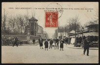 1393 - Billancourt - La rue du Vieux Pont de Sèvres et la sortie des ouvriers des Usines Renault, Boulogne-Billancourt . place du Marché, rue du Vieux-Pont de Sèvres . - perspectiveAu premier plan à gauche plusieurs charrettes à main, au centre un groupe d'enfant dont un sur un vélo et à droite le marché. Au second plan au centre, une sortie d'ouvriers des usines Renault