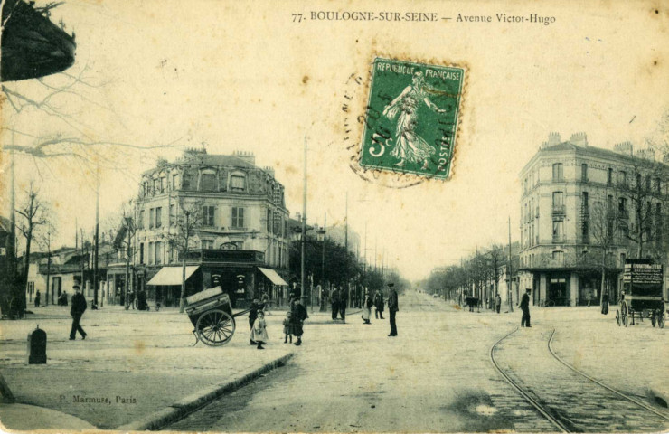 77 - Boulogne-sur-Seine - Avenue Victor Hugo, Boulogne-Billancourt . avenue Victor Hugo . - perspective - Au premier plan à gauche, des enfants autour d'une charrette à main. Au second plan à gauche un débit de boisson, à droite une hippomobile de l'entreprise Bressard et Fils, épuration de literie