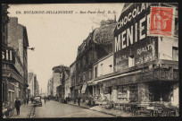 134 - Boulogne-Billancourt - rue Paul-Bert, Boulogne-Billancourt . rue Paul Bert . - perspective - Au premier plan, à droite, l'épicerie-fruiterie "Aux quatre saisons", une crèmerie. à gauche, une voiture. Sur les murs des immeubles, publicités pour le chocolat Menier et pour Persil.