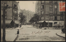 252 - Billancourt - La rue de Solférino (Angle du Boulevard de Strasbourg), Boulogne-Billancourt . rue de Solférino, boulevard Jean Jaurès . - Perspective - Au premier plan, le boulevard Jean Jaurès, des enfants à gauche et à droite. - Au second plan, à gauche un cycliste devant un café, au centre la rue Solférino, à droite des enfants et un chien devant une boutique et une hippomobile