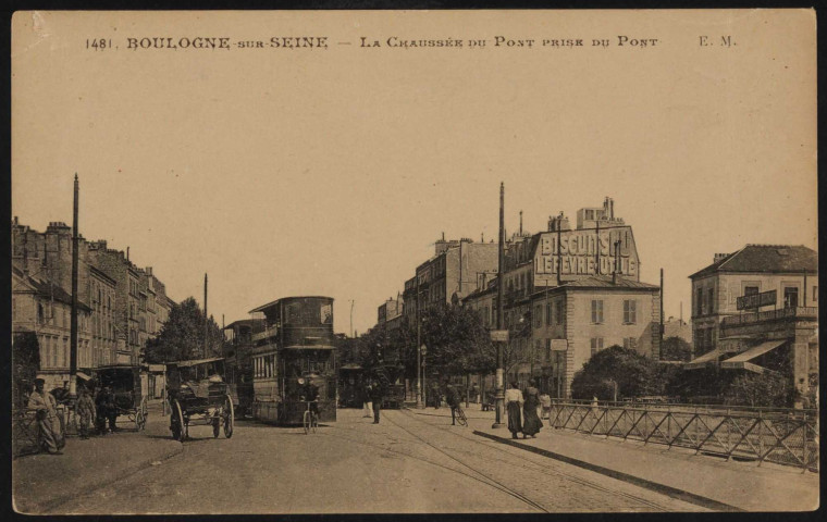 1481 - Boulogne-sur-Seine - La Chaussée du Pont prise du Pont, Boulogne-Billancourt . pont de Saint-Cloud, avenue du Maréchal de Lattre de Tassigny . - PerspectivePerspective de l'avenue depuis le pont de Saint-cloud. Au premier plan à gauche des hippomobiles, au centre un cycliste devant un tramway, à droite des femmes et un cycliste. Au second plan à droite, une publicité pour les biscuits LU en haut d'un immeuble et la brasserie Au Grand Comptoir Normand