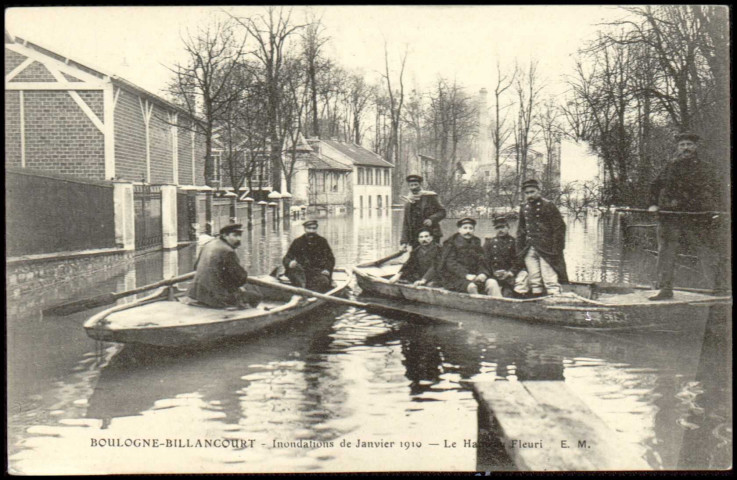 Boulogne-Billancourt - Inondations de Janvier 1910 - Le Hameau Fleuri, Boulogne-Billancourt. quartier du Hameau Fleuri . - Crue de la Seine, janvier 1910Vue sur le quartier du Hameau Fleuri inondé. Au premier plan, deux embarcations transportant sept personnes.