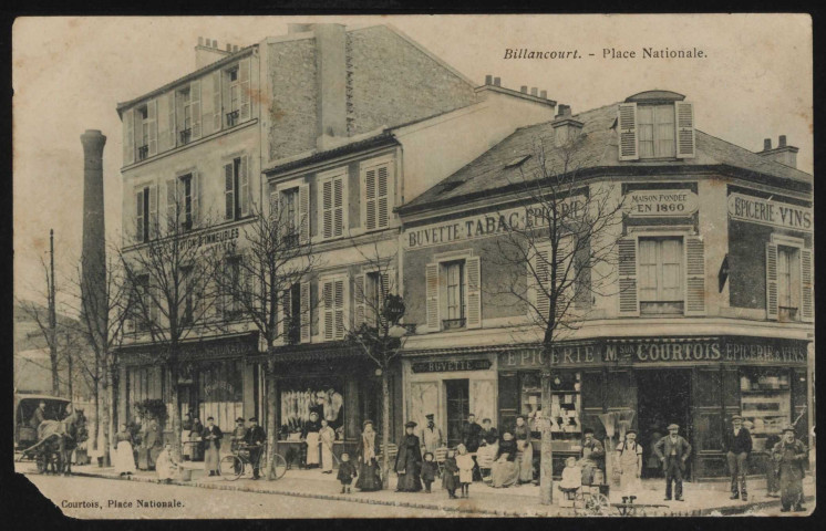 Billancourt - Place Nationale, Boulogne-Billancourt . place Jules Guesde . - perspectiveNombreuses personnes devant des commerces. A droite, l'épicerie-buvette-tabac "Maison Courtois". A gauche, un restaurant ; au premier étage, une publicité pour la location et la vente d'immeubles.A gauche, une hippomobile et une cheminée d'usine.