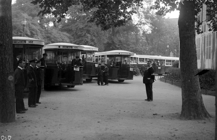 Colonies de vacances, voitures au départ