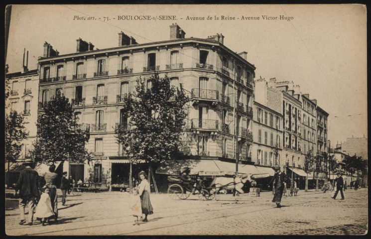 73 - Boulogne-sur-Seine - Avenue de la Reine - Avenue Victor Hugo, Boulogne-Billancourt . route de la Reine, avenue Victor Hugo . - perspectiveScène de rue à l'intersection entre la route de la Reine à gauche et l'avenue Victor Hugo à droite. Au second plan au centre, la Maison Lemaire