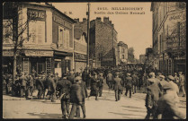 4055 - Billancourt - Sortie des Usines Renault, Boulogne-Billancourt . rue du Point du Jour . - ouvriers des usines RenaultPerspective sur la rue du Point du Jour depuis la place Jules Guesde. Sortie des ouvriers des usines Renault. Au premier plan à gauche le bar-tabac A la civette nationale.