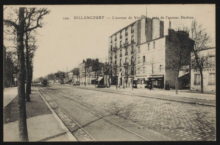 299 - Billancourt - L'avenue de Versailles, près de l'avenue Desfeux, Boulogne-Billancourt . avenue du Général Leclerc . - perspectiveL'avenue du Général Leclerc en direction de l'avenue Desfeux. Sur le trottoir de droite, des commerces. au premier plan, à droite la serrurie Lardot (au numéro 22)