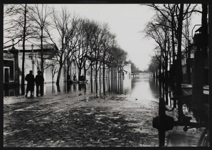 82 - Les villages d'Auteuil et de Passy: inondations de 1910, avenue de Versailles.