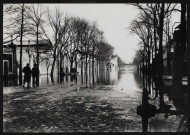 82 - Les villages d'Auteuil et de Passy: inondations de 1910, avenue de Versailles.