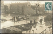 (sans titre), Boulogne-Billancourt. rue Yves Kermen . - Crue de la Seine, janvier 1910Perspective sur la rue Yves Kermen, inondée par la crue de la Seine.Au centre 2 hommes et 1 enfant regardent la scène