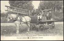 "En avant!" Pompiers Libres de Billancourt (Seine) - Système Breveté S.G.D.G., Boulogne-Billancourt . rue du Dôme . - pompiers3 pompiers posant sur leur véhicule hippomobile