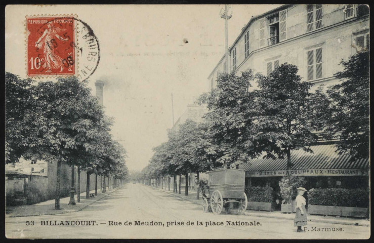 53 - Billancourt - Rue de Meudon, prise de la place Nationale, Boulogne-Billancourt . rue de Meudon . - perspectiveVue depuis la place Jules Guesde. Au premier plan, à droite, une femme, une hippomobile et un restaurant. Au second plan, à gauche, une cheminée d'usine.