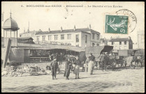 4 - Boulogne-sur-Seine - Billancourt - Le Marché et les Ecoles, Boulogne-Billancourt . rue du Vieux Pont de Sèvres . - le marché de BillancourtAu premier plan, à gauche, 3 enfants et 1 femme devant des étals du marché. A droite des hippomobilesAu second plan, des étals couverts