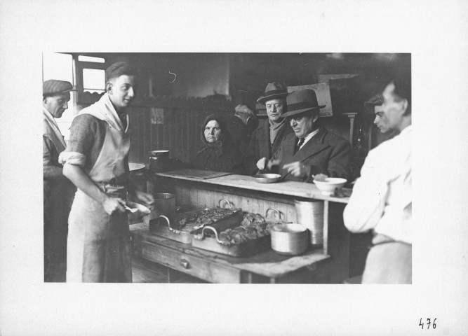 Soupe populaire organisée au restaurant Lucien, boulevard de la République