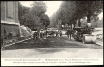 Chemin de grande communication n°1 - Billancourt (entre Pont de Billancourt et Pont de Sèvres) Chaussée en béton exécutée en juin 1923 par la Société "La Route", 96 rue de Maubeuge, Paris, Boulogne-Billancourt - quai Stalingrad, quai Georges Gorse . - ouvriers travaillant sur la chaussée - Vue des quai Stalingrad et Georges Gorse. Des ouvriers de l'entreprise "La Route" travaille sur la chaussée.