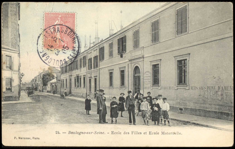 24 - Boulogne-sur-Seine - Ecole des Filles et Ecole Maternelle, Boulogne-Billancourt . rue Fessart . - Ecole Maternelle, école des filles - Perspective sur la rue Fessart. Au centre, des enfants posent devant la façade de l'école,