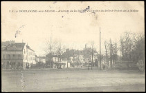 130 - Boulogne-sur-Seine - Avenue de la Reine vue prise du Rond-Point de la Reine, Boulogne-Billancourt - route de la Reine . - vue générale - Perspective sur la rue de Paris, à gauche et la route de la Reine, au centre, depuis le rond-point Rhin-et-Danube. A gauche, le café-restaurant "Au Cadran Bleu". Au centre, un tramway.