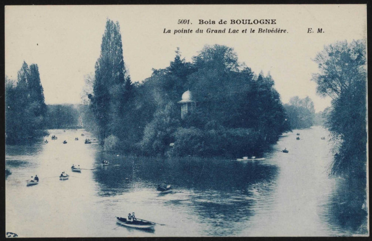 5091 - Bois de Boulogne - La pointe du Grand Lac et le Belvédère, Bois de Boulogne - Grand Lac et Belvédère . - vue généraleVue générale sur le Belvédère du Bois de Boulogne. Sur le Grand Lac, des personnes se promènent à bords de barques.