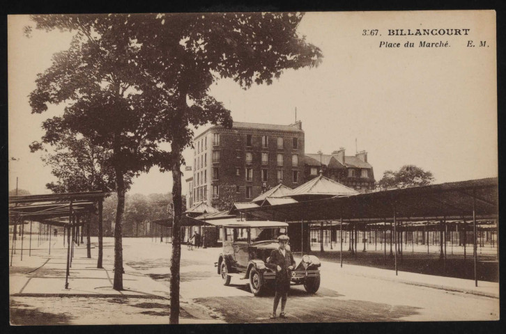 3567 - Billancourt - Place du marché, Boulogne-Billancourt . place du Marché, rue du Vieux-Pont de Sèvres . - perspectiveAu centre un enfant devant une automobile Renault