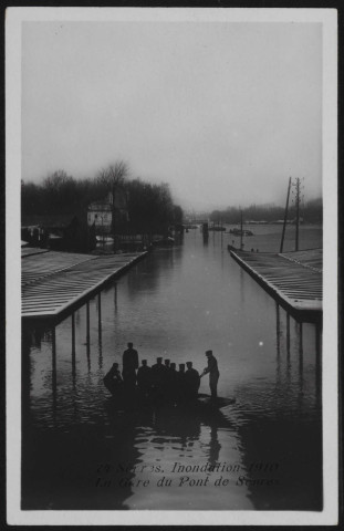 74 - Sèvres - Inondations 1910 - La gare du pont de Sèvres, Sèvres. gare du pont de Sèvres . - Crue de la Seine, janvier 1910Vue plongeante sur la gare du pont de Sèvres inondée. Au centre, une embarcation.