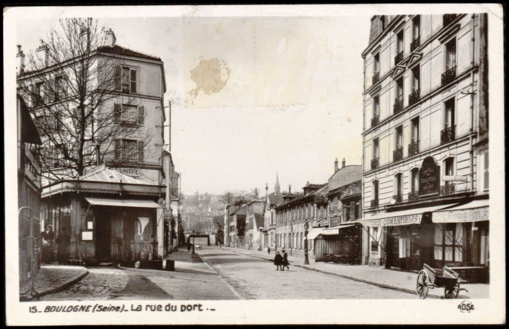 15 - Boulogne (Seine) - La rue du Port, Boulogne-Billancourt . rue du Port . - perspectivePerspective sur la rue du Port.sur le trottoir, à droite des commerces : "La Triboule", "Charcuterie Comestibles", une maréchalerie et un coiffeur