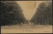 50 - Porte d'Auteuil, Paris . porte d'Auteuil . - perspectiveau centre, deux hippomobiles passent la grille. à droite, des agents de police.