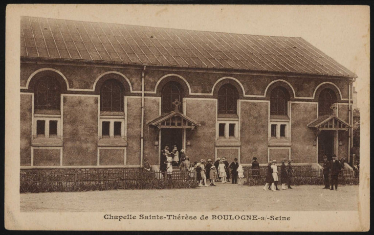 Chapelle Sainte-Thérèse de Boulogne-sur-Seine (62 rue de l'ancienne mairie): groupe de jeunes filles devant la chapelle et quelques adultes.