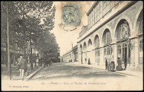 370 - Paris - Gare et viaduc du Point-du-Jour, Paris . quartier du Point-du-Jour . - gare et viaduc - Vue d'une scène de rue, à droite la gare et le viaduc du quartier du Point-du-Jour. A gauche, un restaurant.