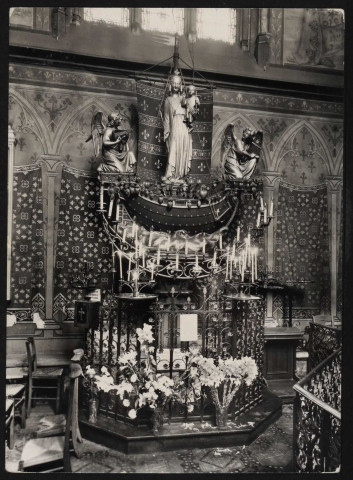 Boulogne (seine). - Notre-Dame de Boulogne. Statues de la vierge à l'enfant et de deux anges surmontant un autel fleurit. (s.d.)