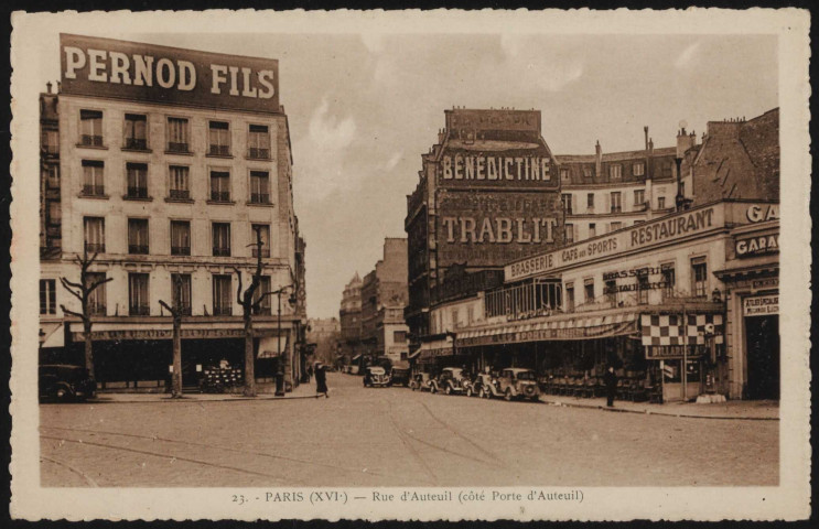 23 - Paris (XVIe) - rue d'Auteuil (côté Porte d'Auteuil), Paris . rue d'Auteuil. - perspectiveA gauche, à la cime de l'immeuble, une publicité "Pernod Fils". A droite, le Café des Sports. sur la tranche de l'immeuble, des publicités pour "Bénédictine" et "Trablit"