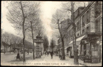 Billancourt - Avenue Edouard Vaillant, Boulogne-Billancourt - avenue Edouard Vaillant . - vue générale - Scène de rue. Au centre, une colonne Morris. A gauche, un cycliste. A droite des commerces dont un café au premier plan.