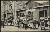 132 - Boulogne-sur-Seine - Rue de la Mairie, Boulogne-Billancourt. 16 bis rue de l'Ancienne Mairie . - le restaurant "Au Chalet Suisse" Au premier plan, un groupe d'hommes et enfants devant des charrettes de laitier. Au second plan, le vins-restaurant "Au Chalet Suisse".