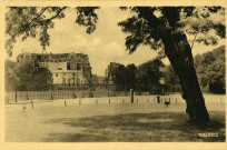 14 - Boulogne-sur-Seine - L'entrée du bois au rond-point de Boulogne, Boulogne-Billancourt . carrefour des anciens combattants, rue Gambetta . - pespectivePerspective depuis les grilles du bois de Boulogne sur une partie du carrefour des anciens combattants au premier plan et sur la rue Gambetta au second plan. Au second plan, au centre la résidence-atelier Lombard réalisée par Pierre Patout