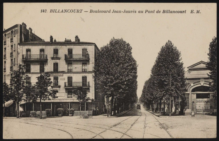 142 - Billancourt - Boulevard Jean Jaurès au Pont de Billancourt, Boulogne-Billancourt . place du pont de Billancourt, boulevard Jean Jaurès . - perspectiveAu premier plan, la place du pont de BillancourtAu second plan, à gauche, la "Clinique du Pont de Billancourt". A droite, l'entrée de l'usine Salmson. Au centre, le boulevard Jean Jaurès et un tramway.