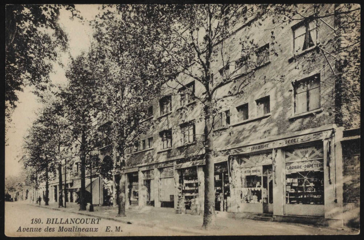 180 - Billancourt - Avenue des Moulineaux, Boulogne-Billancourt . avenue Pierre Grenier . - perspective - Trottoir commerçant de l'avenue Pierre Grenier. Au premier plan, à droite, la "Librairie des Ecoles"