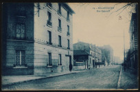 19 - Billancourt - Rue Heyrault, Boulogne-Billancourt . rue Heyrault . - perspectiveDeux passants dans la rue. Au sol des rails de tramway.