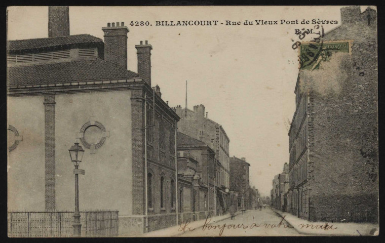 4280 - Billancourt - rue du Vieux Pont de Sèvres, Boulogne-Billancourt . rue du Vieux-Pont de Sèvres . - perspectiveRue du Vieux-Pont de Sèvre à l'angle du passage Legrand.A gauche, l'entrée de l'usine de Plassard, fabricant en parfumerie {au 92 rue du Vieux-Pont de Sèvres}