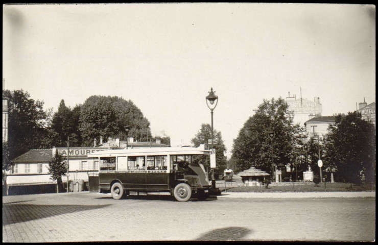 (sans titre), Boulogne-Billancourt. rond point Rhin-et-Danube et route de la Reine . - vue généraleVue au premier plan d'un bus de la ligne 80 devant le rond point Rhin-et-Danube, au second plan à gauche, le café Amourette et une boulangerie, en face la route de la Reine.