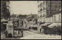 2 - Boulogne-sur-Seine - Rue du Port, Boulogne-Billancourt. rue du Port . - PerspectivePerpective sur la rue du Port depuis l'avenue Jean-Baptiste Clément.Au premier plan, à gauche, une colonne publicitaire. A droite, plusieurs commerces : l'hôtel-restaurant du Rond-Point, la Triboulette du Nord, un marchand de vin et un coiffeur pour dame.Au second plan, les hauteurs de Saint-Cloud et le clocher de l'église.