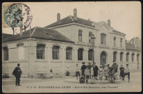 43 - Boulogne-sur-Seine - École des garçons, rue Fessart, Boulogne-Billancourt . rue Fessart . - façade de l'écoleGroupe d'enfants et d'un homme sur sa bicyclette devant la façade de l'école