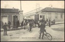 1728 - Billancourt - Sortie des Ateliers Farman, Boulogne-Billancourt . rue de Silly . - Usines Farman, sortie d'ouvriersOuvriers dans la cour et devant les usines Farman