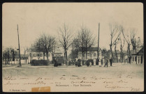 Billancourt - Place Nationale, Boulogne-Billancourt . place Jules Guesde . - perspectiveAu second plan, des personnes posent devant le square de la place.Au troisième plan, une serrurerie.