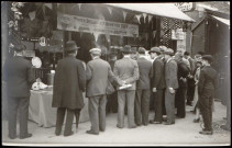 (sans titre), Boulogne-Billancourt . - Braderie commercialeScène de rue lors de la Braderie Commerciale. Devanture du commerce "Maison Maillard" où se trouve une banderole ayant pour slogan "Pendant la Braderie toute pellicule achetée 101 [...] un agrandissement gratuit [...] Travaux en 20min". Au centre, présence d'André Morizet.