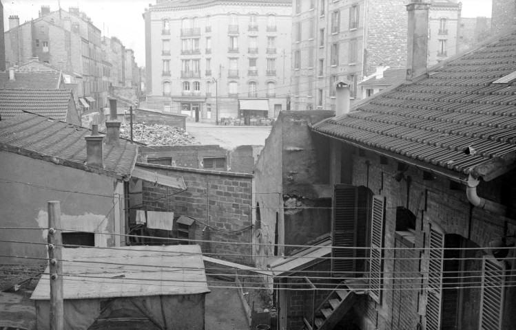 Chantier de l'hôtel de ville, abords de l'angle rue de la Saussière et rue Galliéni