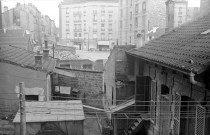 Chantier de l'hôtel de ville, abords de l'angle rue de la Saussière et rue Galliéni