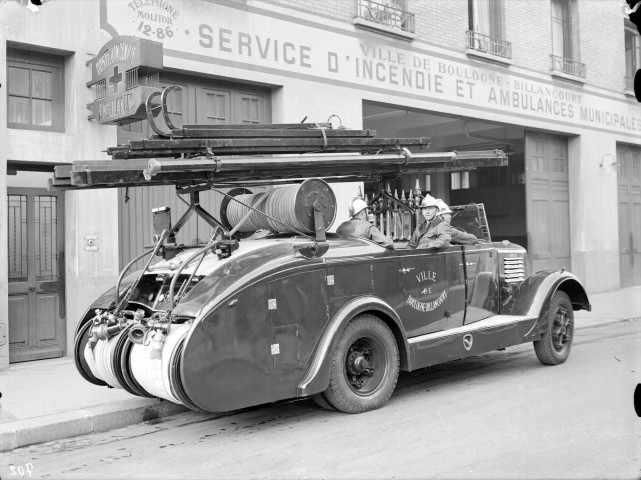 Auto-pompe, devant le service d'incendie et ambulances municipales