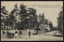 100 - Boulogne-sur-Seine - Parc des Princes - Rue des Pins, Boulogne-Billancourt. rue et allée des Pins . - Perspective - Au 1er plan, la rue des Pins. A gauche, des femmes et un homme assis sur son tricycle. Au centre, un homme debout à côté de sa voiture. - Au second plan, perspective sur l'allée des Pins. A gauche, une demeure. Au centre, le n°6 allée des Pins.