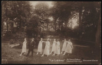 "Le Lierre" 39 rue du Château, 9 avenue Victor-Hugo Boulogne-sur-Seine, Boulogne-Billancourt . rue du Château, avenue Robert Schuman . - Le Lierre, publicitéTrois couples de femmes et un couple homme/femme dansent dans un parc