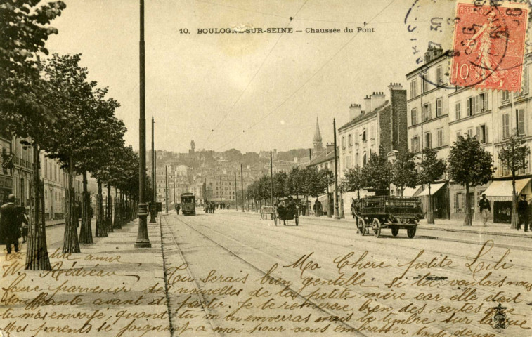 10 - Boulogne-sur-Seine - Chaussée du Pont, Boulogne-Billancourt . avenue de Lattre de Tassigny . - PerspectiveA gauche et à droite de larges trottoirs. Au centre, des charrettes et un tramway.Au second plan, à droite, un clocher